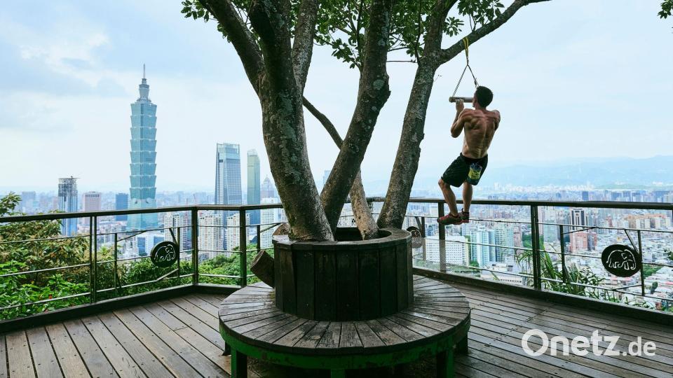 Seit rund zwei Monaten bereitet sich Alex Honnold auf die waghalsige Aktion vor. Bild: Corey Rich/Netflix/dpa