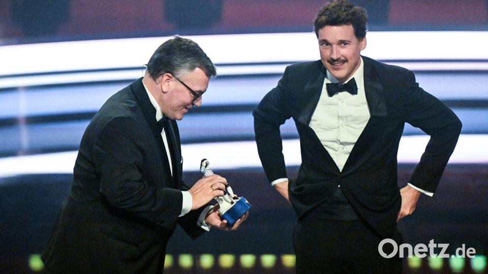 Schauspieler Florian David Fitz bekommt den Ehrenpreis. Bild: Felix Hörhager/dpa