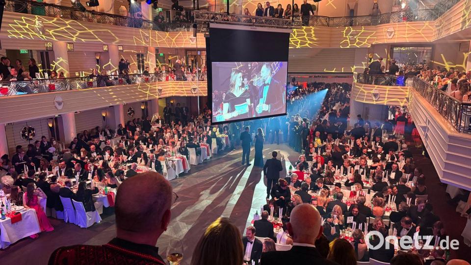 Steven Gätjen und Nina Eichinger moderieren den Filmball. Bild: Malin Wunderlich/dpa