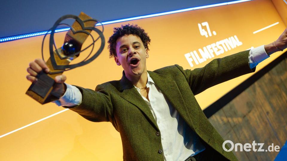 Tommes Diallo wurde für seine Rolle in „Champions und Wir“ mit dem Preis für den besten Schauspielnachwuchs ausgezeichnet. Bild: Oliver Dietze/dpa