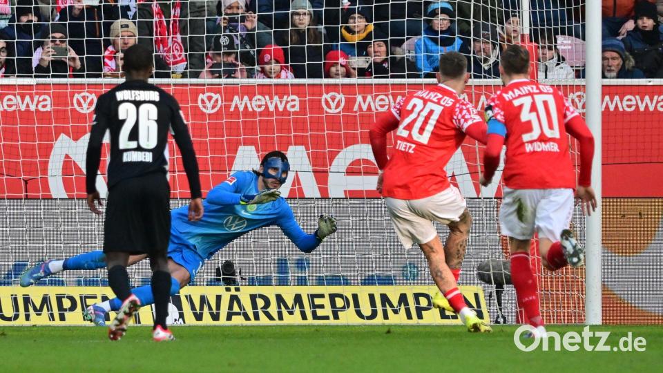 Phillip Tietz (2.v.r.) vergibt einen Elfmeter für Mainz. Bild: Torsten Silz/dpa