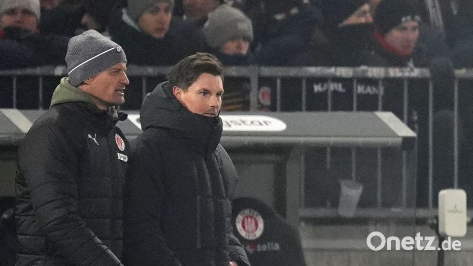Hatten wenig Gutes beim Stadtderby gesehen: FC St. Paulis Trainer Alexander Blessin (l) und HSV-Kollege Merlin Polzin. Bild: Marcus Brandt/dpa