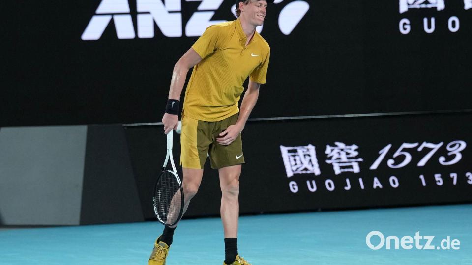 Jannik Sinner litt im heißen Melbourne unter Krämpfen. Bild: Dita Alangkara/AP/dpa