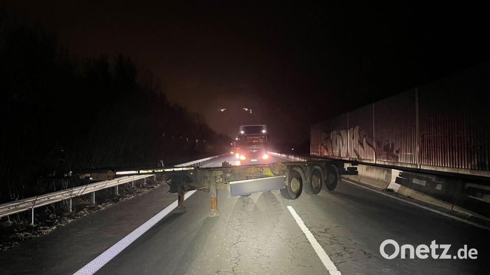 Der Sattelauflieger blockierte in der Dunkelheit alle Fahrspuren der Autobahn. (Foto: Polizei Bremen/dpa) Bild: -/Polizei Bremen/dpa