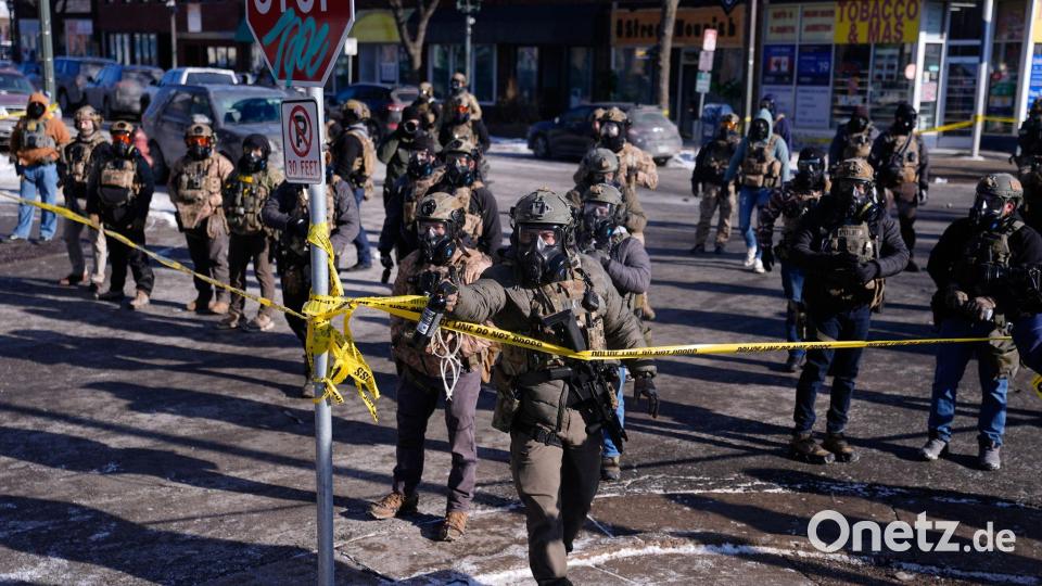 Kurz nach dem Vorfall versammelten sich Demonstranten vor Ort, die Beamten sperrten die Umgebung ab. Bild: Abbie Parr/AP/dpa