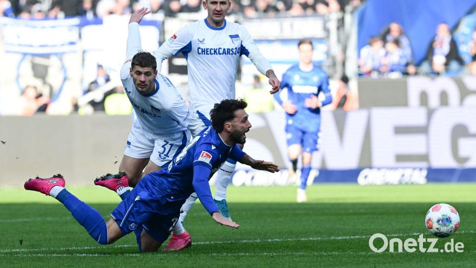 Lieferten sich ein umkämpftes Duell: Karlsruhes Fabian Schleuener und Marton Dardai von der Hertha. Bild: Bernd Weißbrod/dpa