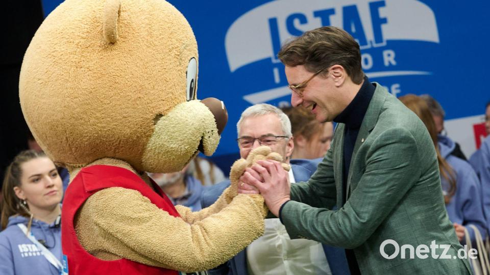 NRW-Ministerpräsident Hendrik Wüst (CDU, r) begrüßte Maskottchen Berlino. Bild: Bernd Thissen/dpa
