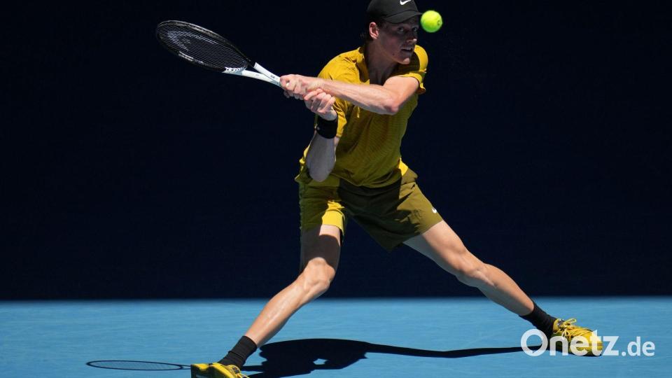 Jannik Sinner quälte sich in Melbourne ins Achtelfinale. Bild: Dita Alangkara/AP/dpa