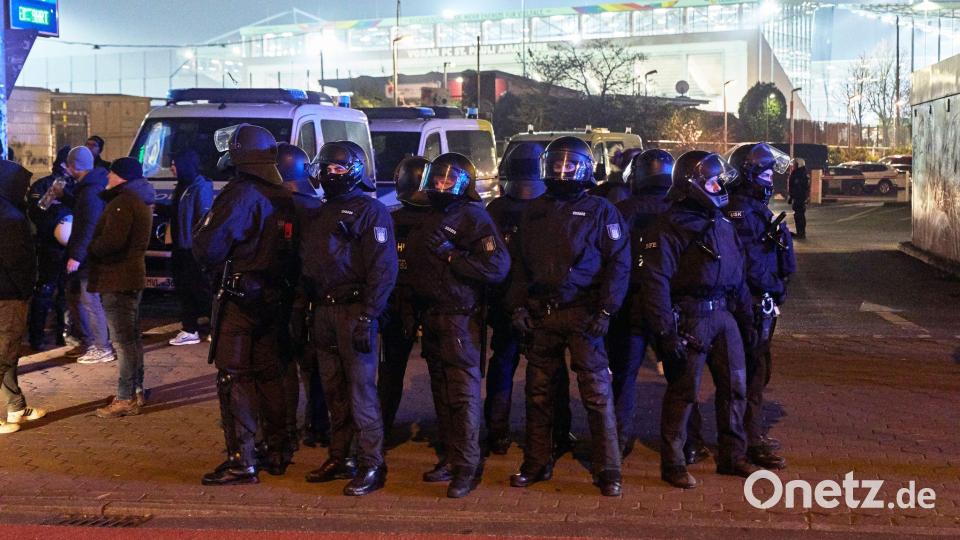Die Polizei war mit einem Großaufgebot beim Stadtderby dabei. Bild: Georg Wendt/dpa