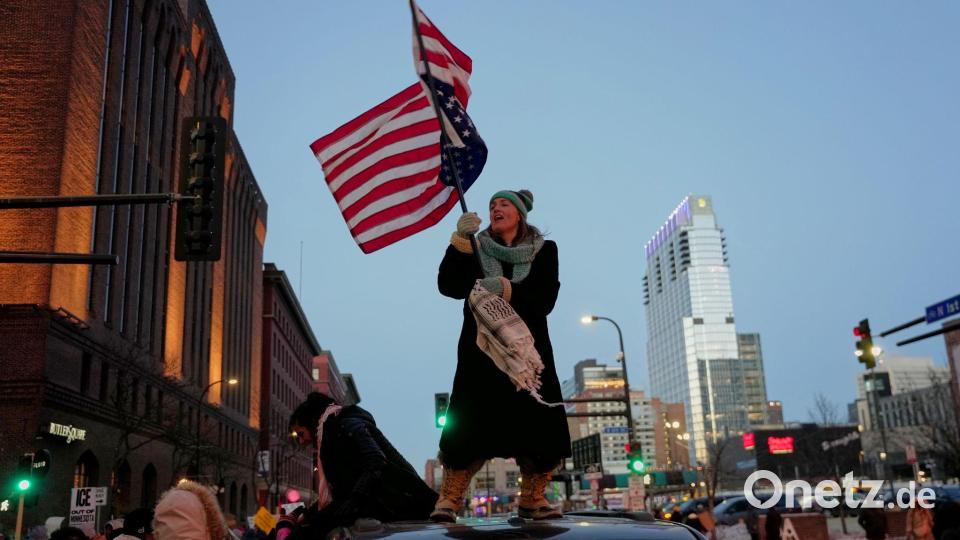 Teresa Hurst schwenkt eine auf dem Kopf stehende amerikanische Flagge. Bild: Angelina Katsanis/AP/dpa