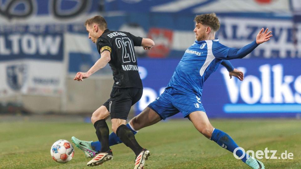 Marcus Mathisen (1. FC Magdeburg) kämpft gegen Mittelfeld Niklas Hauptmann (l, Dynamo Dresden) um den Ball. Bild: Andreas Gora/dpa