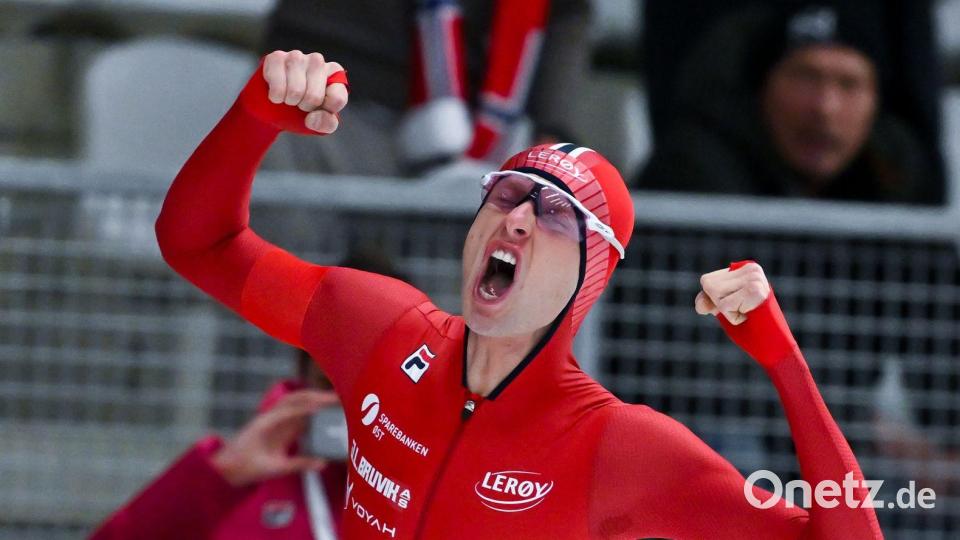 Jubel beim Eisschnelllauf-Weltcup in Inzell: Sander Eitrem aus Norwegen  jubelt über den Sieg und seinen neuen Weltrekord über 5000 Meter der Herren. Bild: Sven Hoppe/dpa