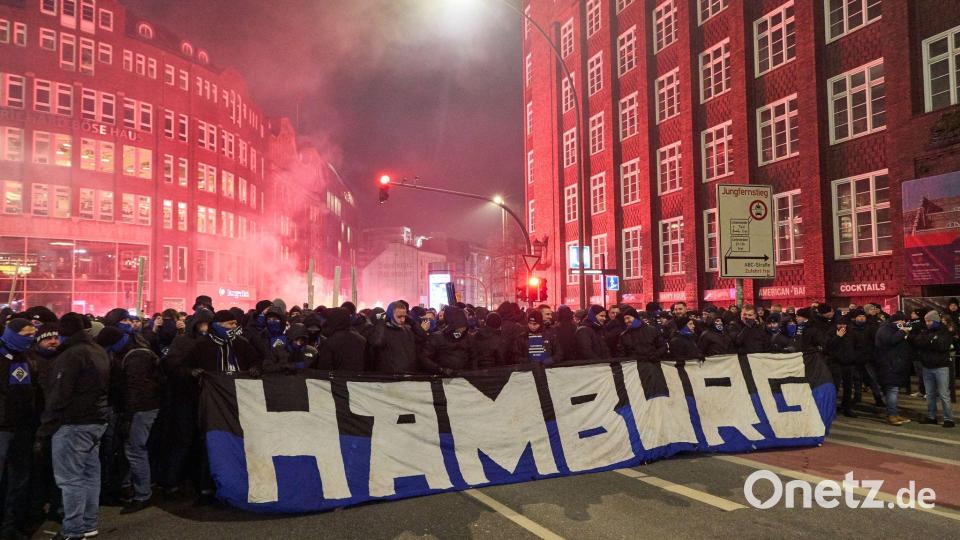 HSV-Anhänger marschierten zum Hamburger Millerntor. Bild: Georg Wendt/dpa