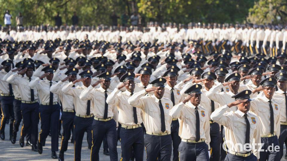 Neue Mitglieder der nationalen Polizei paradieren während ihrer Abschlussfeier. Bild: Odelyn Joseph/AP/dpa