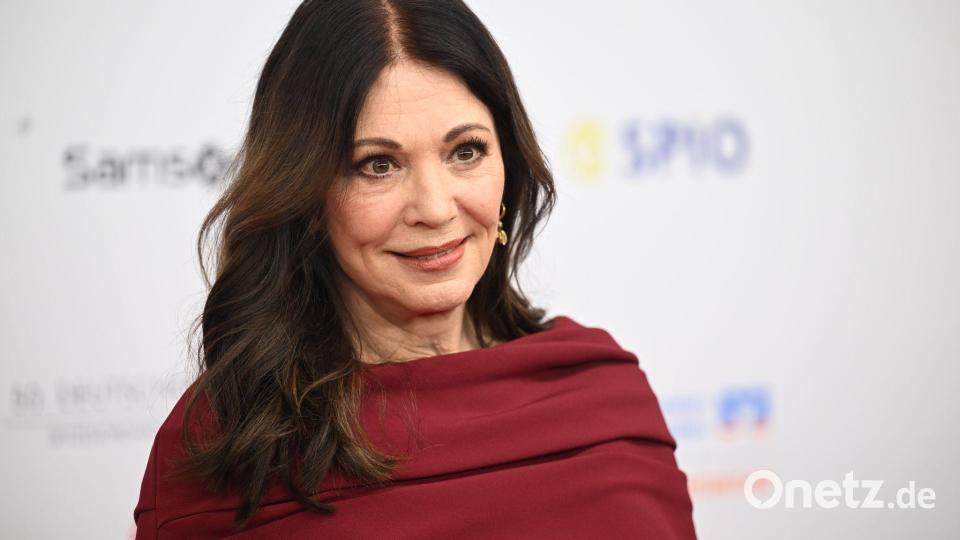 Iris Berben war beim Filmball dabei. Bild: Felix Hörhager/dpa