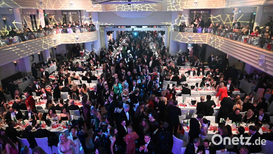 Bei festlichem Essen und Live-Musik feiert die Filmbranche. Bild: Felix Hörhager/dpa