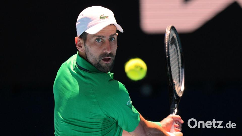 Novak Djokovic kann wegen der Verletzung seines nächsten Gegners Kräfte sparen. Bild: Aaron Favila/AP/dpa