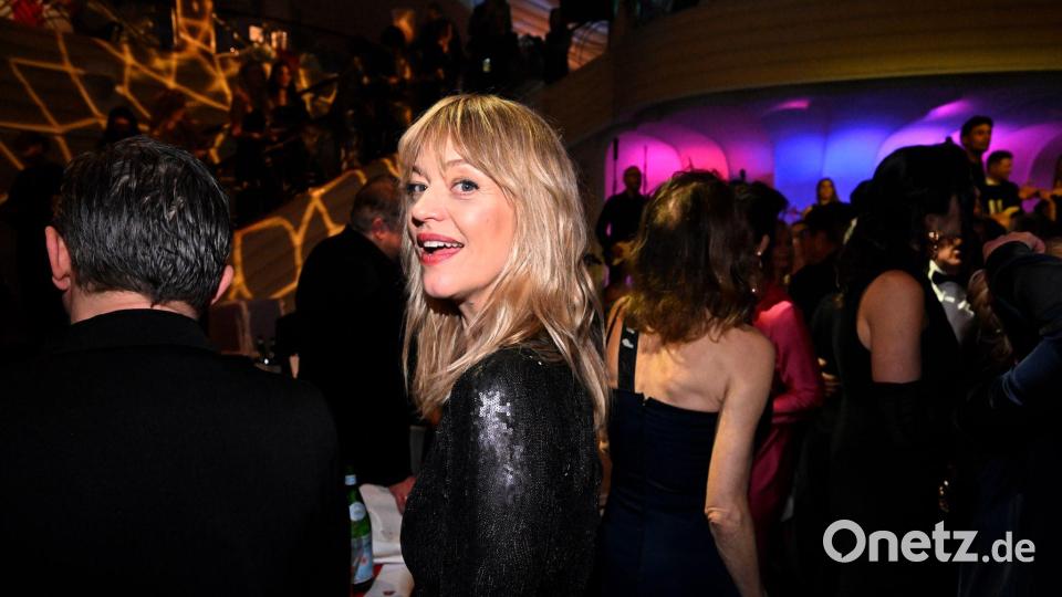 Heike Makatsch feiert. Bild: Felix Hörhager/dpa