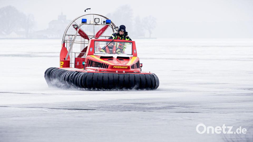 Mit dem Luftkissenboot übt die Feuerwehr auf dem Steinhuder Meer. Bild: Moritz Frankenberg/dpa