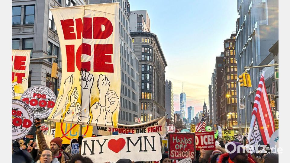 Eine Menschenmenge von Anti-ICE-Demonstranten demonstriert in New York. Bild: Krista Kennell/ZUMA Press Wire/dpa