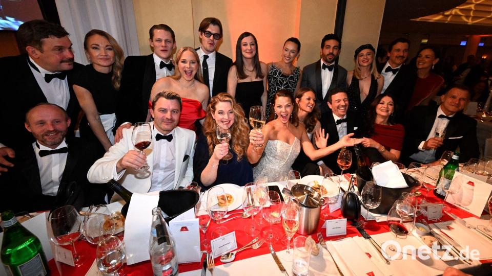 Die Korken knallen am Constantin Tisch. Bild: Felix Hörhager/dpa