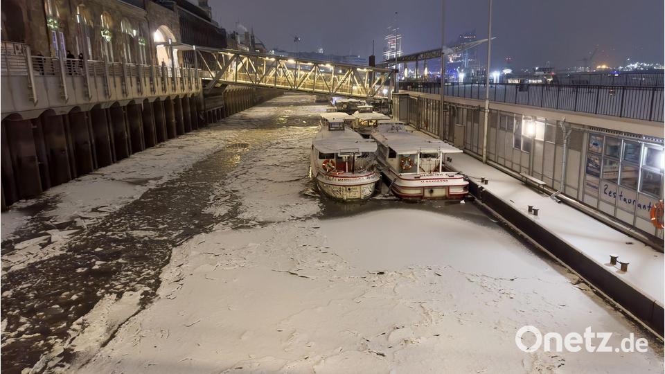 Schnee und Eis ist am späten Abend auf dem Wasser der Elbe in Hamburg zu sehen. Bild: Bodo Marks/dpa