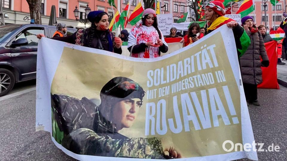 In München versammelten sich mehrere hundert Menschen zu einer Solidaritätskundgebung für die kurdische Selbstverwaltung in Nordsyrien. Bild: Carsten Hoefer/dpa