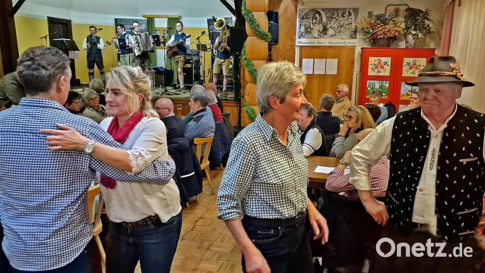 Mancher schwingt auch gern das Tanzbein zu Walzer oder Polka. Bild: R. Kreuzer