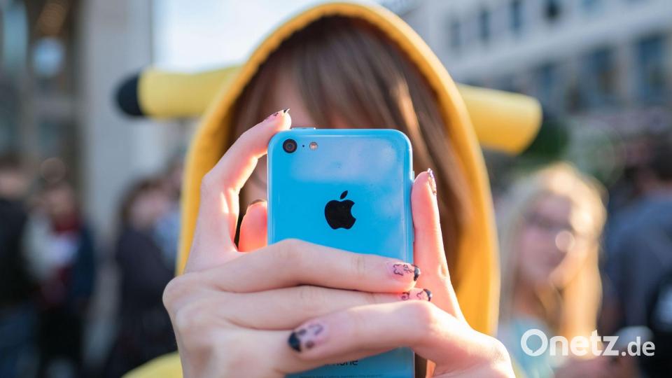 2016 ein großer Hype: Das Smartphone-Spiel "Pokémon Go", bei dem man virtuelle Monster in realer Umgebung fangen konnte. (Archivbild) Bild: picture alliance / dpa