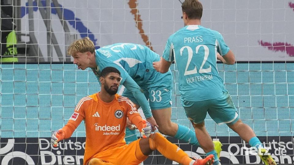 Am 1:1 nicht ganz schuldlos: Eintracht-Torwart Kaua Santos. Bild: Marc Schüler/dpa