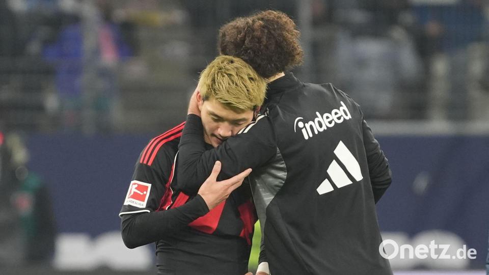 Komm' in meine Arme: Arthur Theate (r) tröstet Mitspieler Ritsu Doan nach dem 1:3. Bild: Marc Schüler/dpa