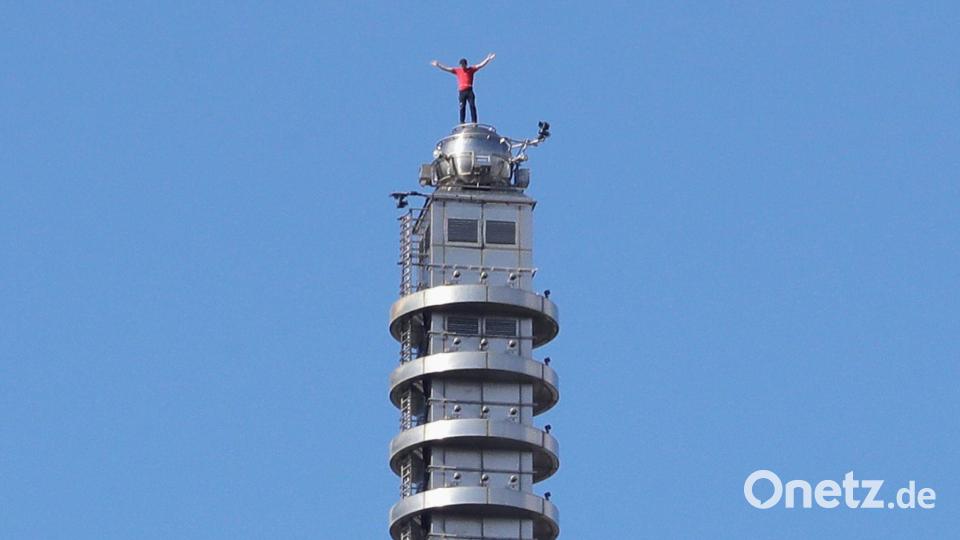 Nach dem Jubel auf der Spitze des Wolkenkratzers hat Alex Honnold ein Selfie mit seinem Smartphone geschossen. Bild: ChiangYing-ying/AP/dpa