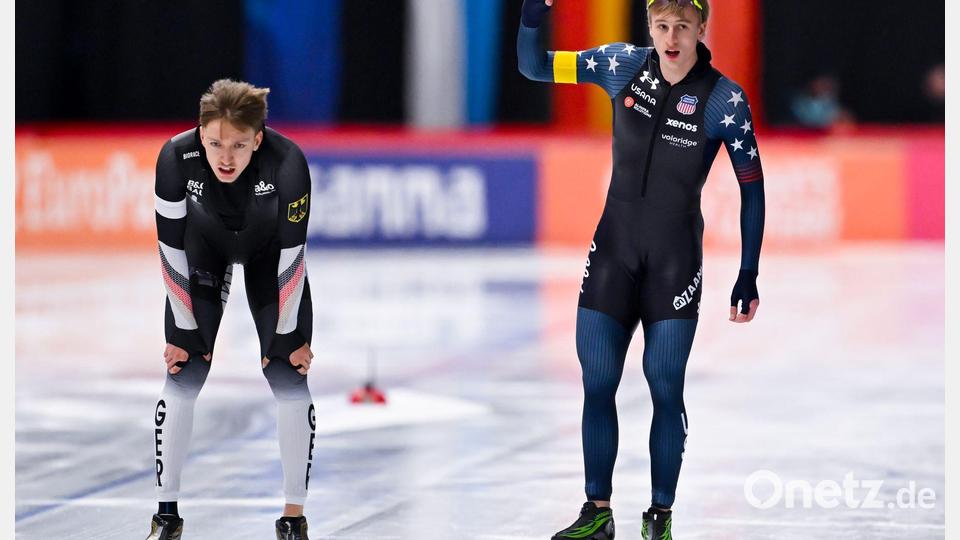 Jordan Stolz jubelt, Finn Sonnekalb (l) ist geschlagen. Bild: Sven Hoppe/dpa