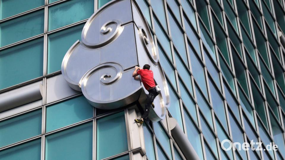 Hinter den Bürofenstern haben etliche Schaulustige den Extremsportler Honnold immer wieder fotografiert und jubelnd angefeuert. Bild: ChiangYing-ying/AP/dpa