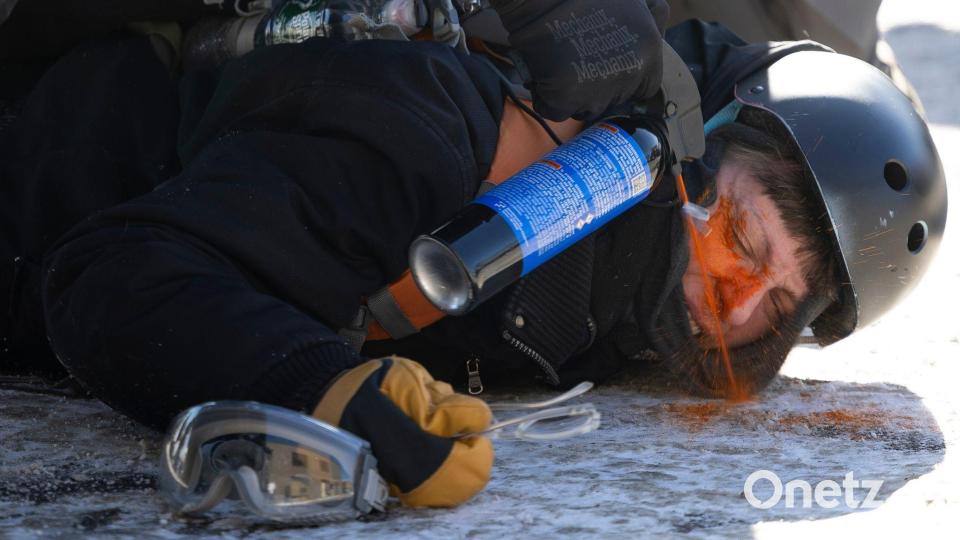 Ein Demonstrant wird aus nächster Nähe mit Pfefferspray besprüht. Bild: Ellen Schmidt/MinnPost/AP/dpa