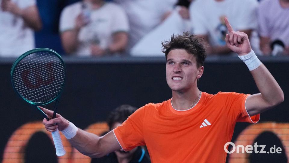 Jakub Mensik hat Probleme mit der Bauchmuskulatur und tritt bei den diesjährigen Australian Open nicht mehr an. Bild: Dar Yasin/AP/dpa