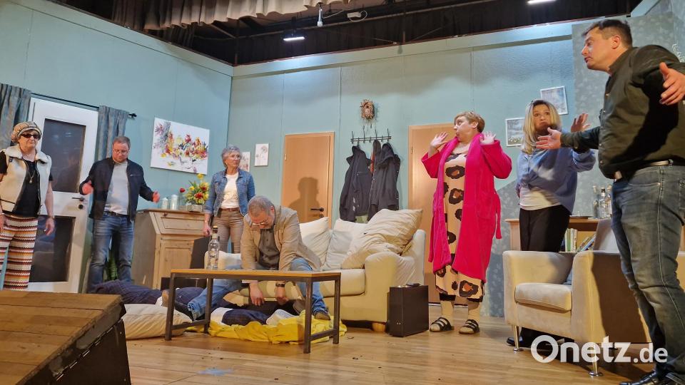 Die Laienschauspieler der Miesbergbühne Schwarzenfeld sorgen in ihrer diesjährigen Vorstellung mit dem Stück „Funny Money“ für einen gefüllten Saal des Restaurants Miesberg. Bild: mab