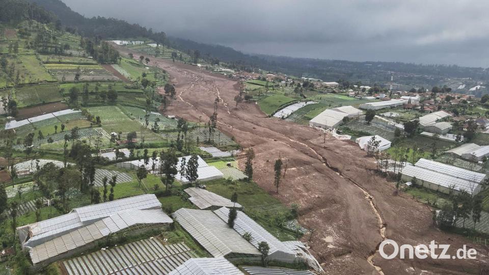 Bei dem Erdrutsch sind mindestens 25 Menschen ums Leben gekommen, Dutzende wurden zunächst vermisst. Bild: Uncredited/BASARNAS via AP/dpa