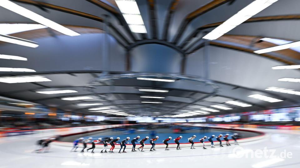 Massenstart der Frauen beim Eisschnelllauf-Weltcup in der Max Aicher Arena in Inzell. Bild: Sven Hoppe/dpa