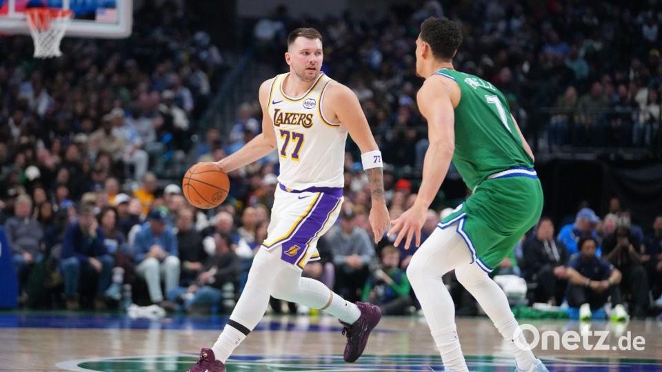 Luka Doncic (l.) war an alter Wirkungsstätte der beste Mann auf dem Parkett. Bild: Julio Cortez/AP/dpa