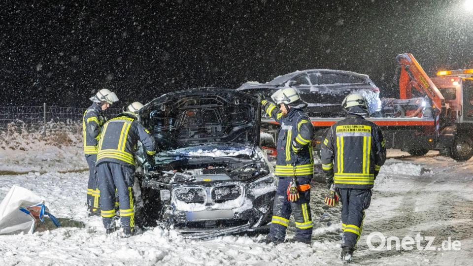 Es krachte heftig auf der B12. Bild: Stefan Puchner/dpa