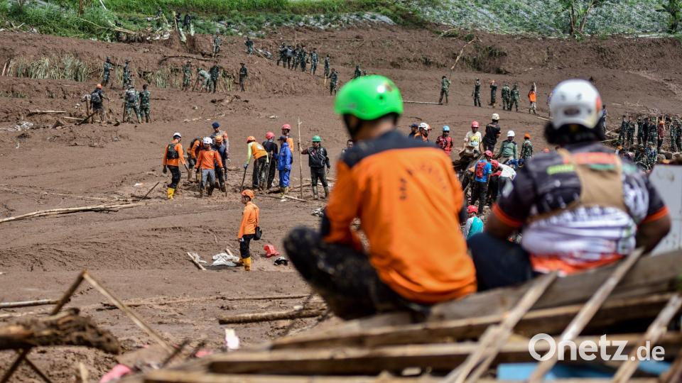 Einsatzkräfte bargen zwei Tage nach dem Unglück weitere Opfer. Bild: Dimas Rachmatsyah/ZUMA Press Wire/dpa