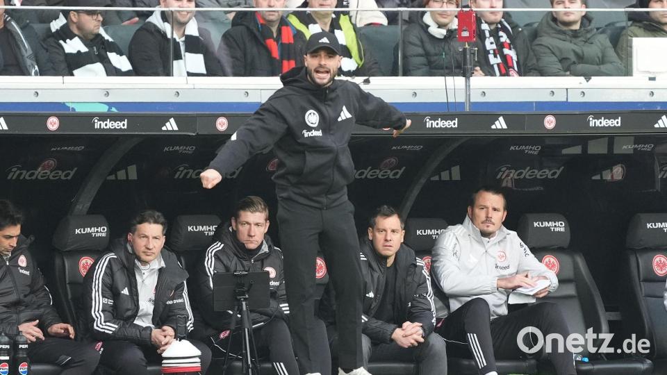Mindestens noch ein Spiel an der Seitenlinie: Dennis Schmitt (vorn) und Alex Meier (r). Bild: Marc Schüler/dpa