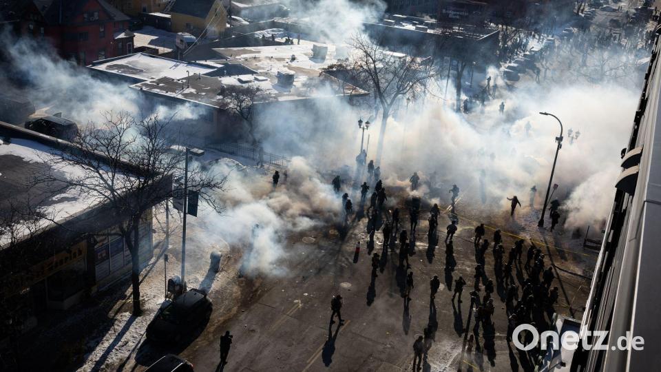 US-Bundesbeamte setzen Tränengas in Minneapolis ein. Bild: Ben Hovland/Minnesota Public Radio/dpa