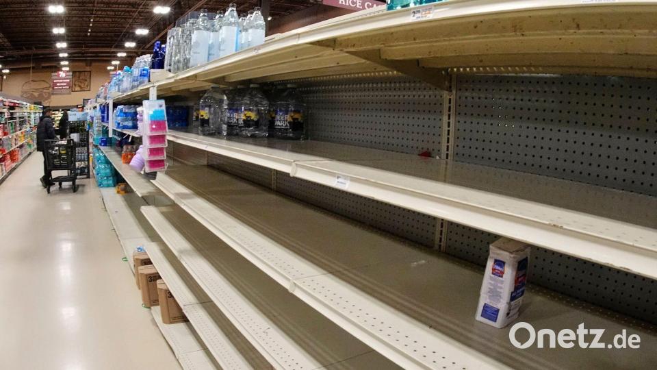 Regale sind in einem Markt in Pittsburgh vor einem Schneesturm leer. Bild: Gene J. Puskar/AP/dpa