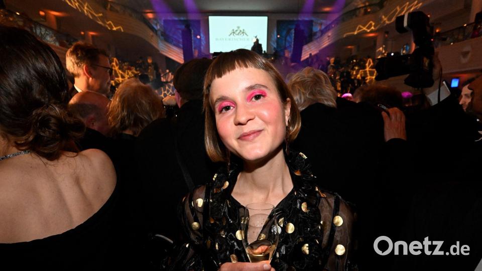 Caroline Wahl freut sich über den Erfolg von „22 Bahnen.“ Bild: Felix Hörhager/dpa