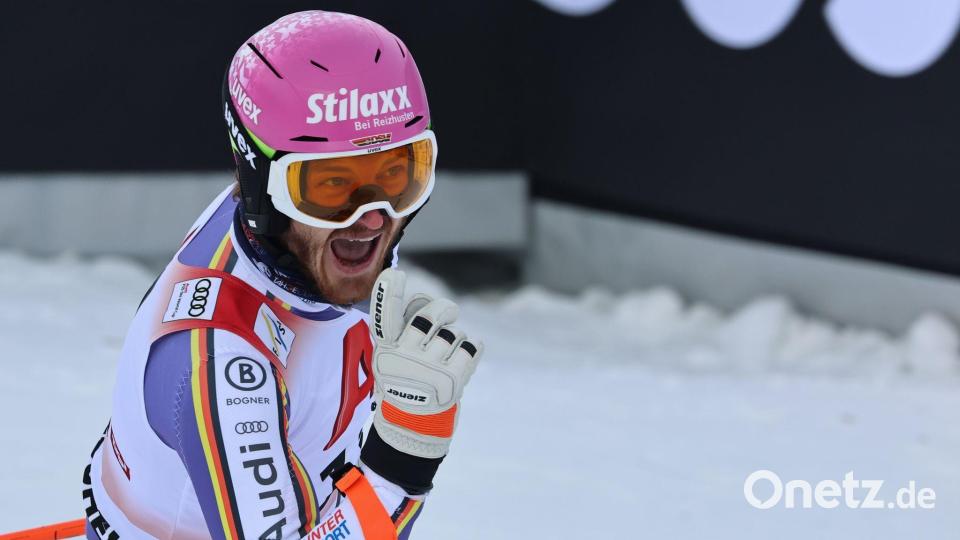 Linus Straßer jubelt über Platz drei im Slalom von Kitzbühel. Bild: Marco Trovati/AP/dpa