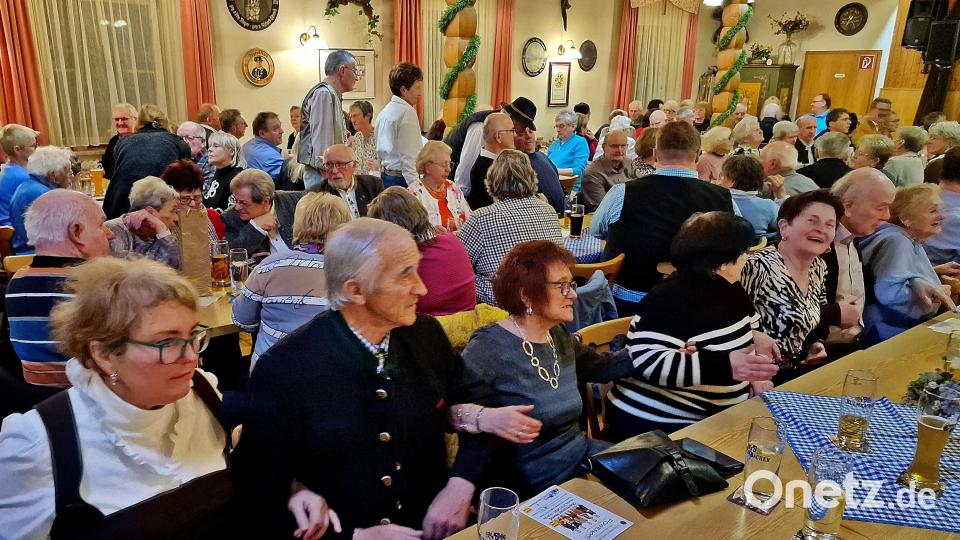 Immer wieder forderte die Band die Gäste zum Mitklatschen und zum Schunkeln auf. Bild: R. Kreuzer