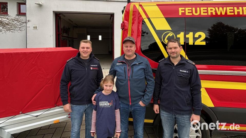Michael Baumer (Mitte) übergab die Spende zusammen mit seiner Tochter an die Verantwortlichen der Feuerwehr Ammerthal. Bild: Moritz Koberstein