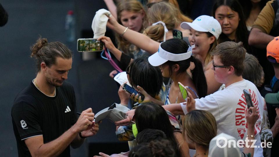 Nach seinem Viertelfinaleinzug nahm sich Alexander Zverev noch Zeit für die Fans. Bild: Dar Yasin/AP/dpa